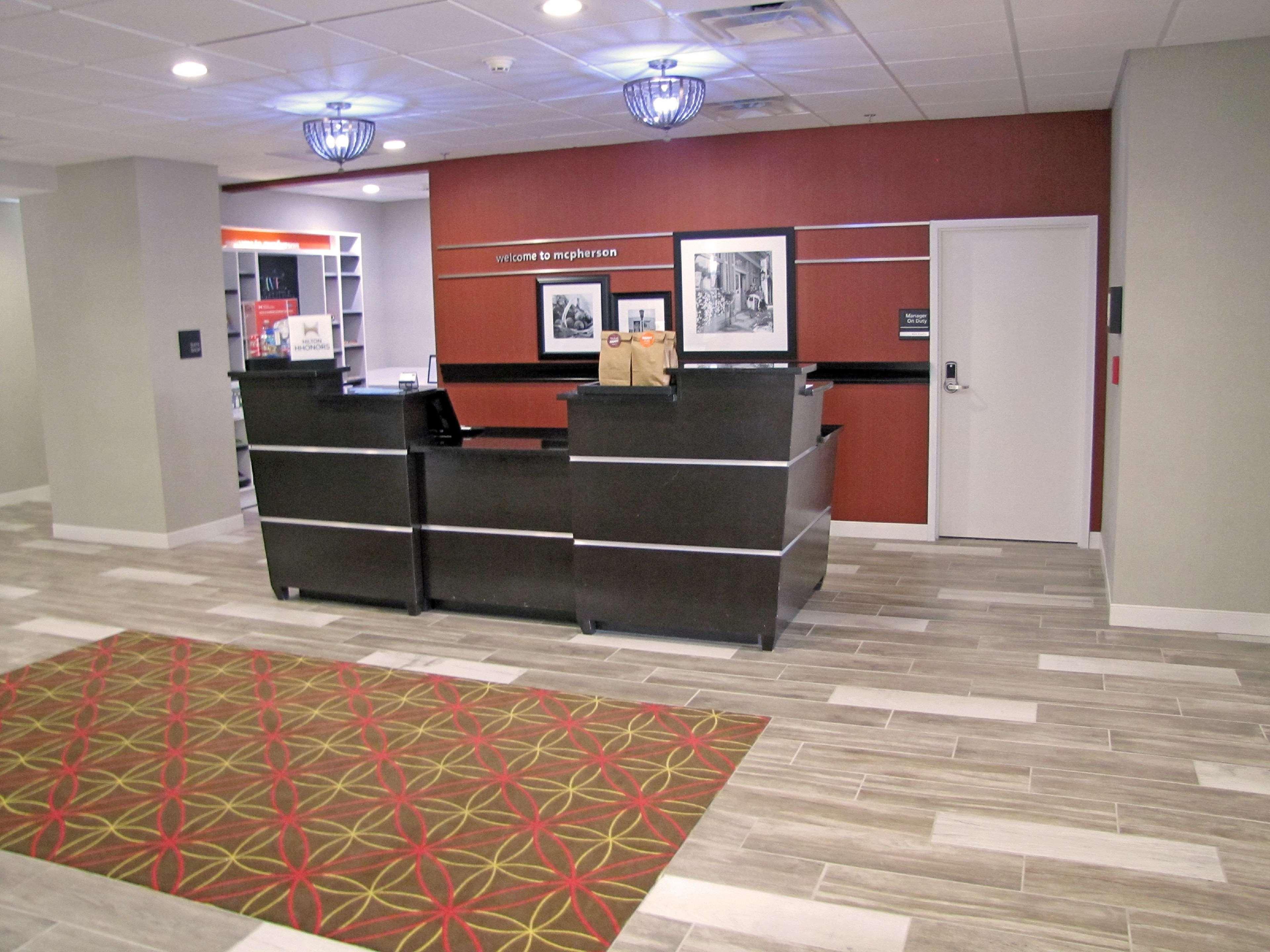 Hampton Inn Mcpherson Eksteriør bilde